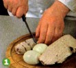 Салат из сыра помидоров с соусом пасто
